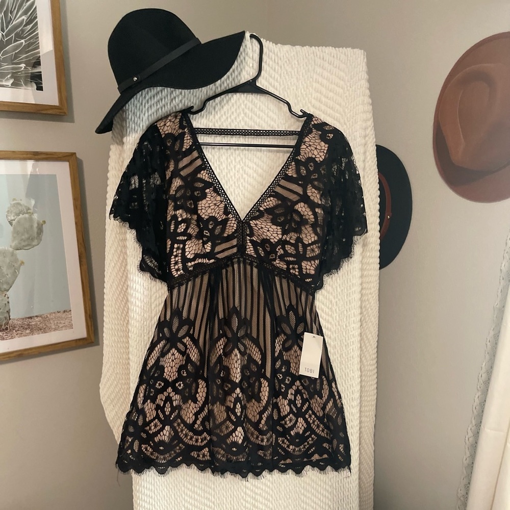 TOBI: NWT Black and Cream Flutter Sleeve Plunging Neckline Lace Mini Dress Small